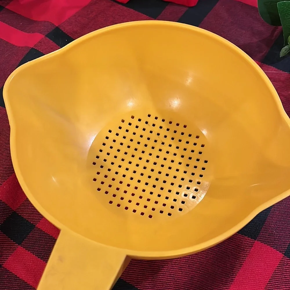Vintage 1980s 8 inch 1Qt Tupperware Yellow Colander Strainer #1200